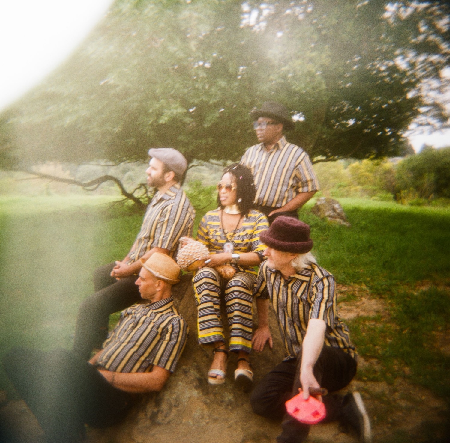 MAGNET Exclusive: Premiere Of The Pink Stones’ “Too Busy” 